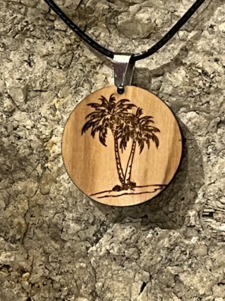 Holzschmuck und magnetischer Messerblock aus Holz auf einer Arbeitsfläche