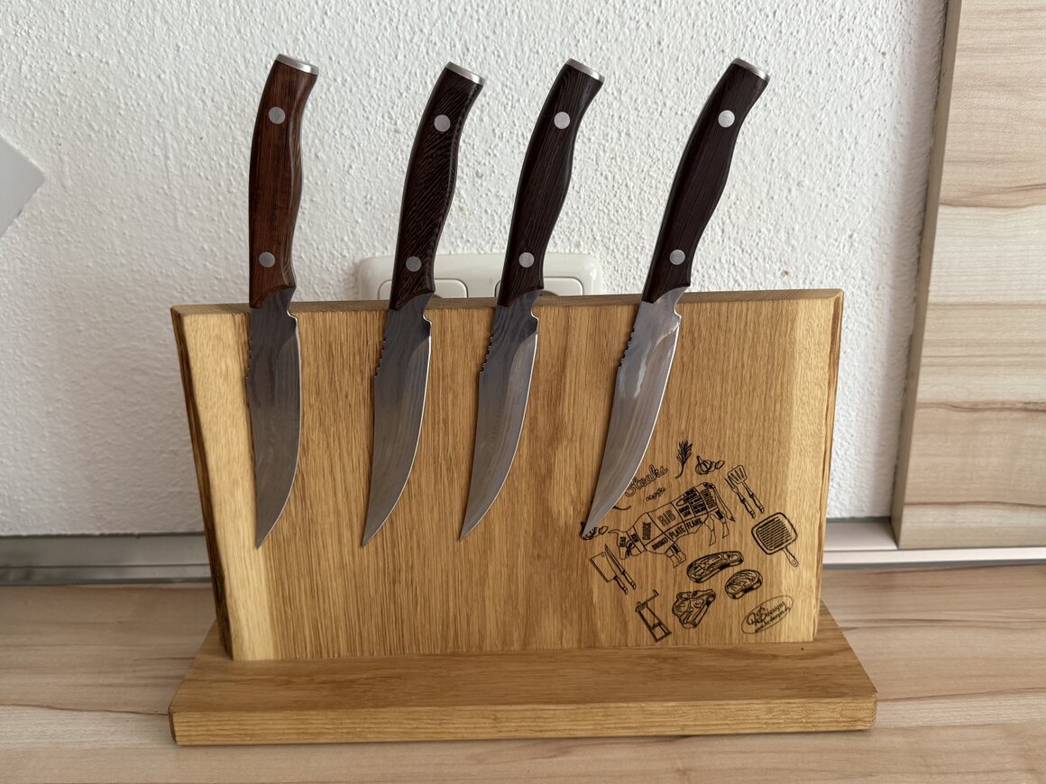 Magnetischer Gewürzhalter aus Holz mit gefüllten Dosen