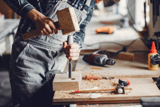 Holzwerkstatt mit Werkbank und Werkzeugen, in der HoizWirbel Produkte entstehen
