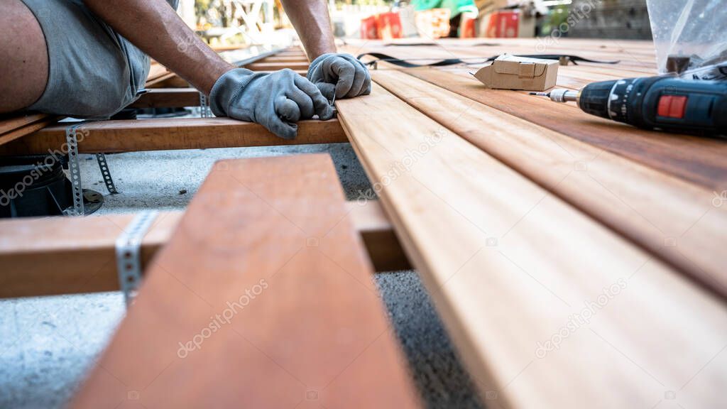 Stabiler Holz-Messerblock mit eingesteckten Messern